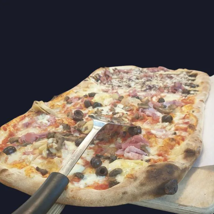 Mezzo metro di pizza assortita servita su tagliere – Rusticana Formigine