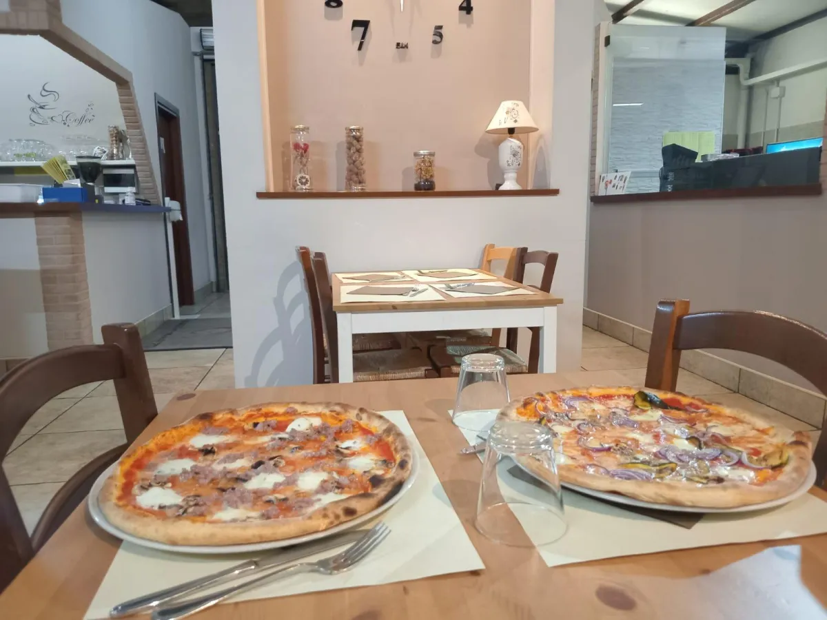 Mezzo metro di pizza assortita servita su tagliere – Rusticana Formigine