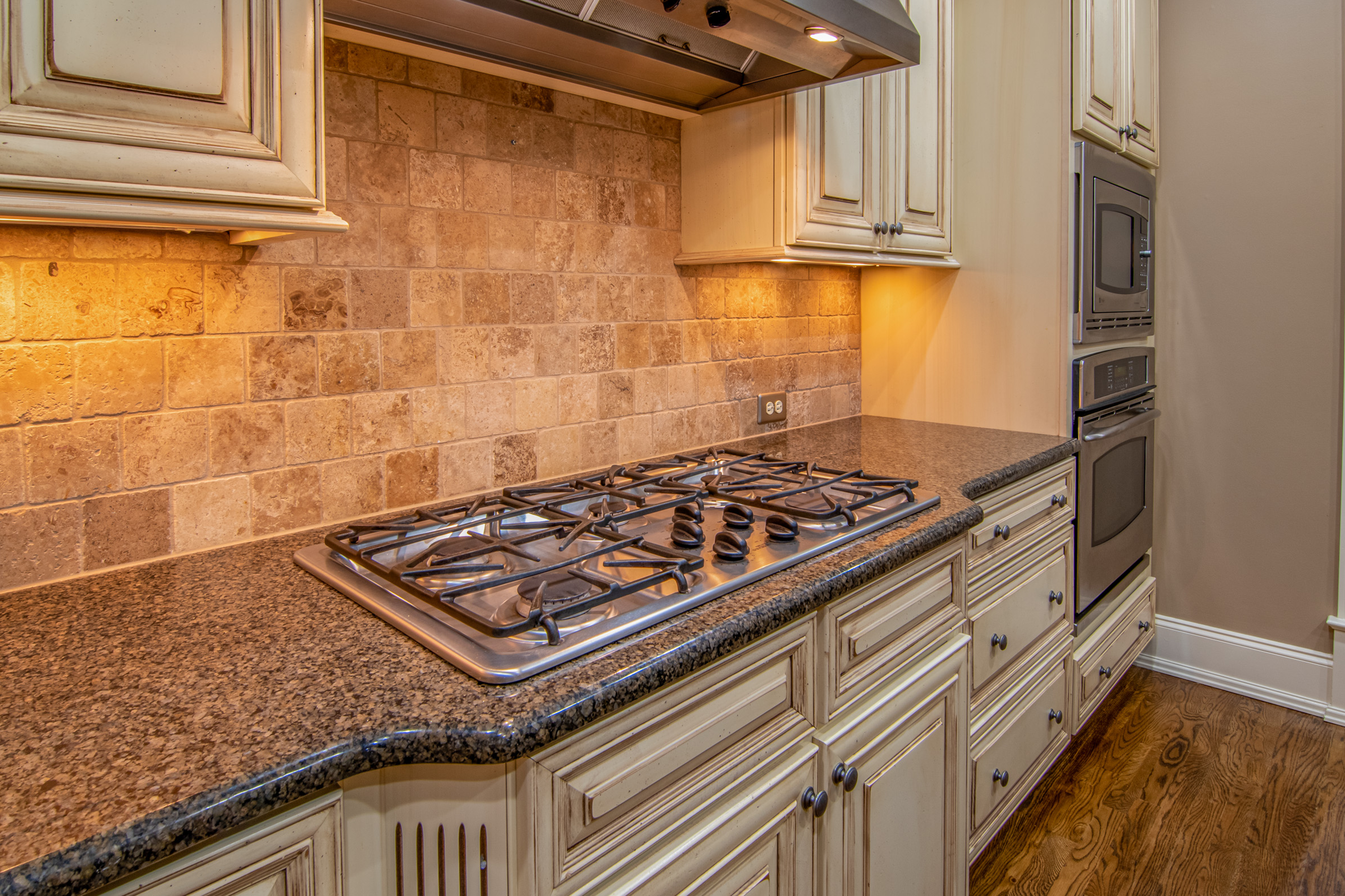 Kitchen Backsplash Tile Installation: Style Meets Functionality