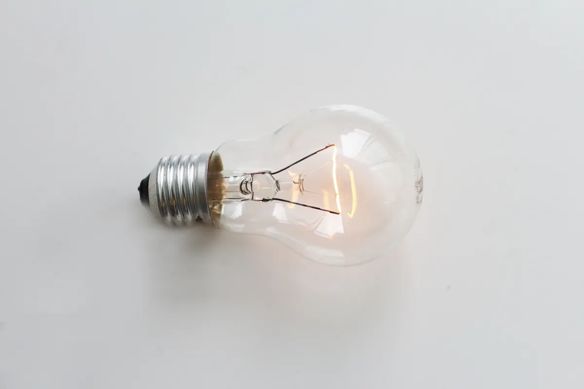 Equipo corporativo colaborando en proyectos de eficiencia energética