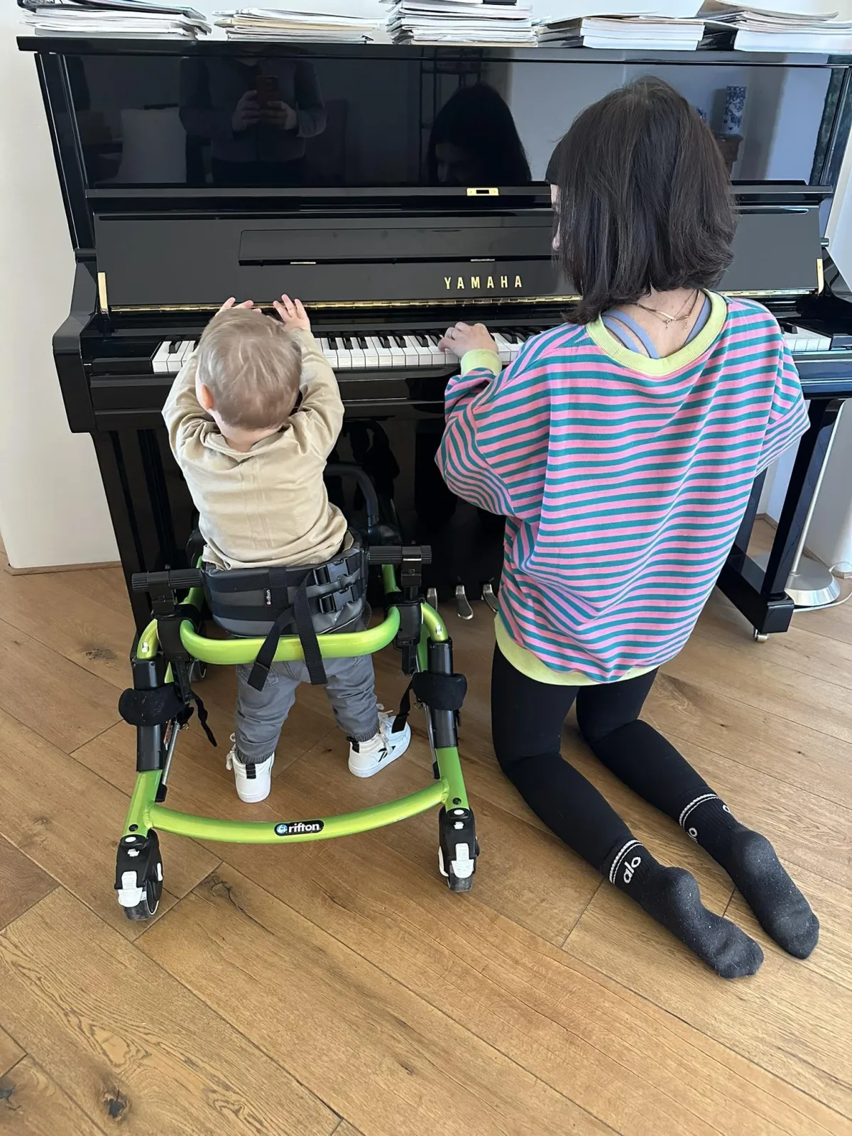 Online toddler development community groups