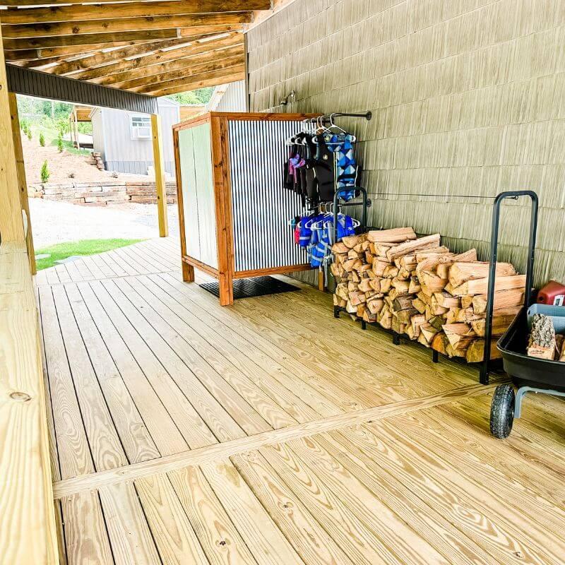 Eagles Nest on Lay Lake - Outdoor shower, lifejackets, and outdoor shower