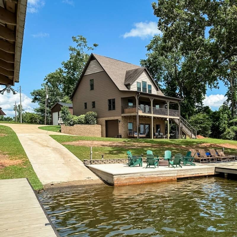 Mallards Nest lakehouse with dock and firepit Lay Lake