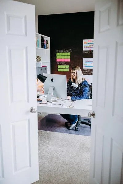 Steph Blake guiding online entrepreneurs through a business growth workshop in the Simple Business School™