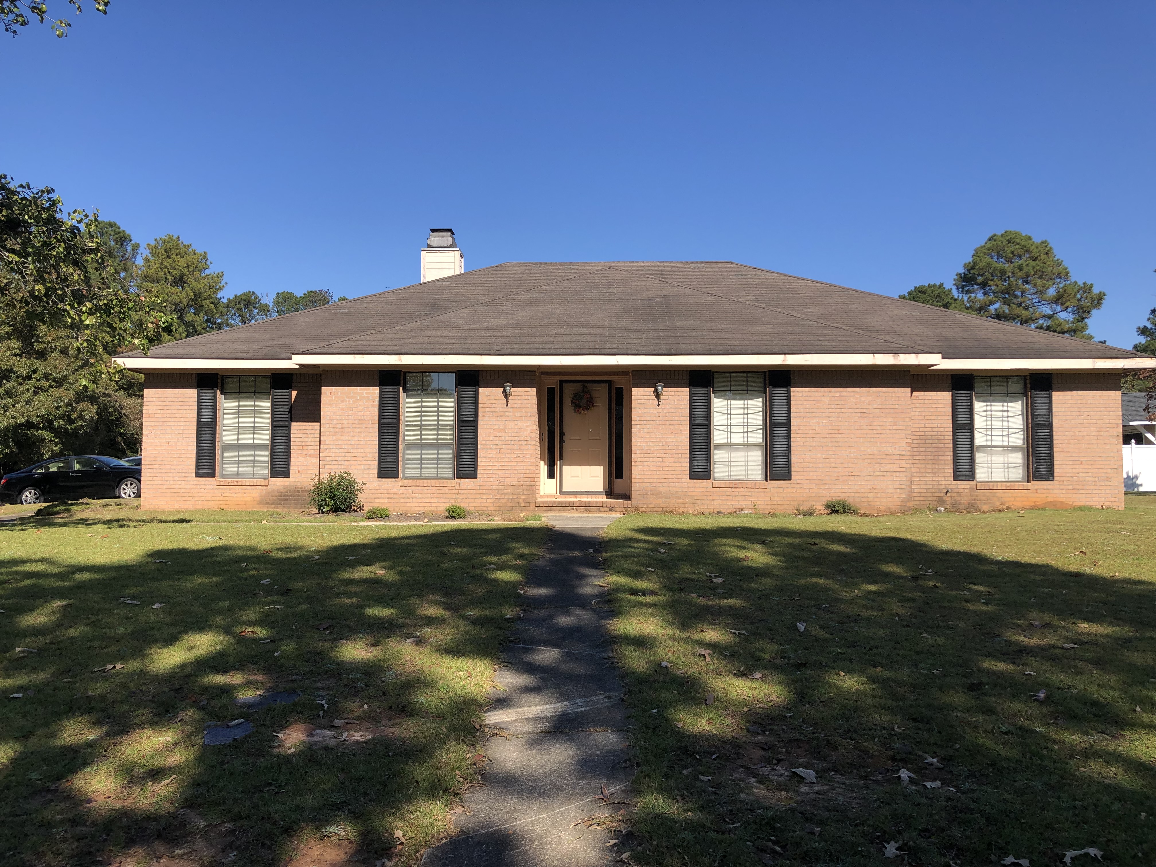We buy houses cash in Warner Robins GA. Full Brick ranch needs roof, needs updates and has termite damage.