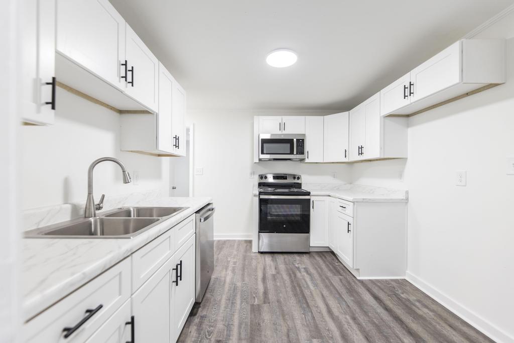 We Buy houses in Perry GA. Renovated kitchen with new cabinets, countertops and appliances.