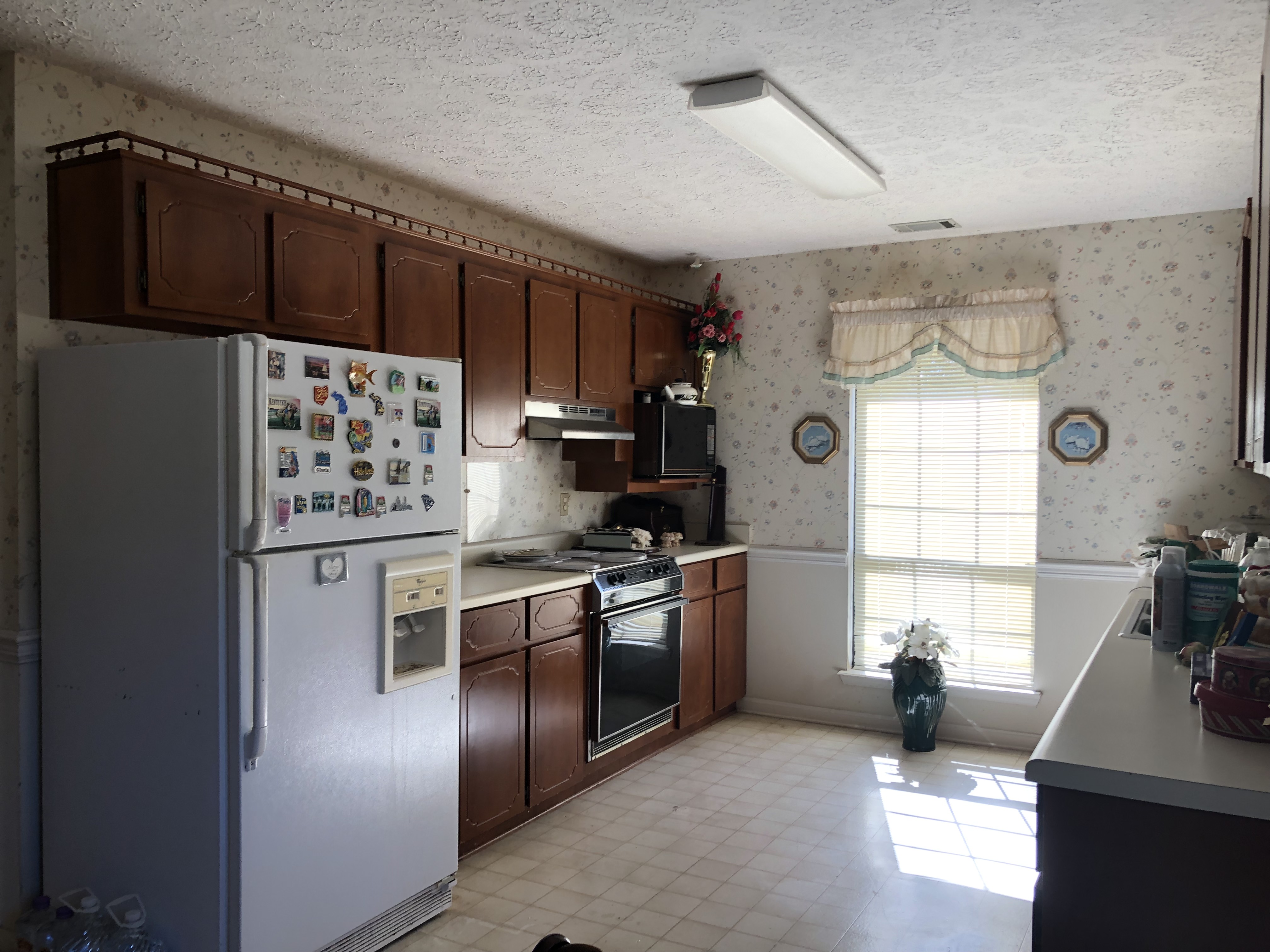 We buy houses as is in Warner Robins GA. Old kitchen that needs updating and has broken appliances.JPG
