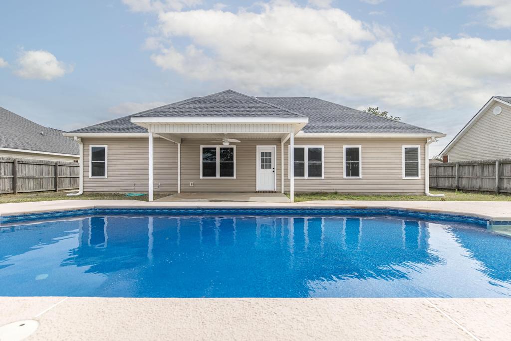 Sell my house fast in Bonaire GA. Renovated pool, new roof on vinyl siding house.