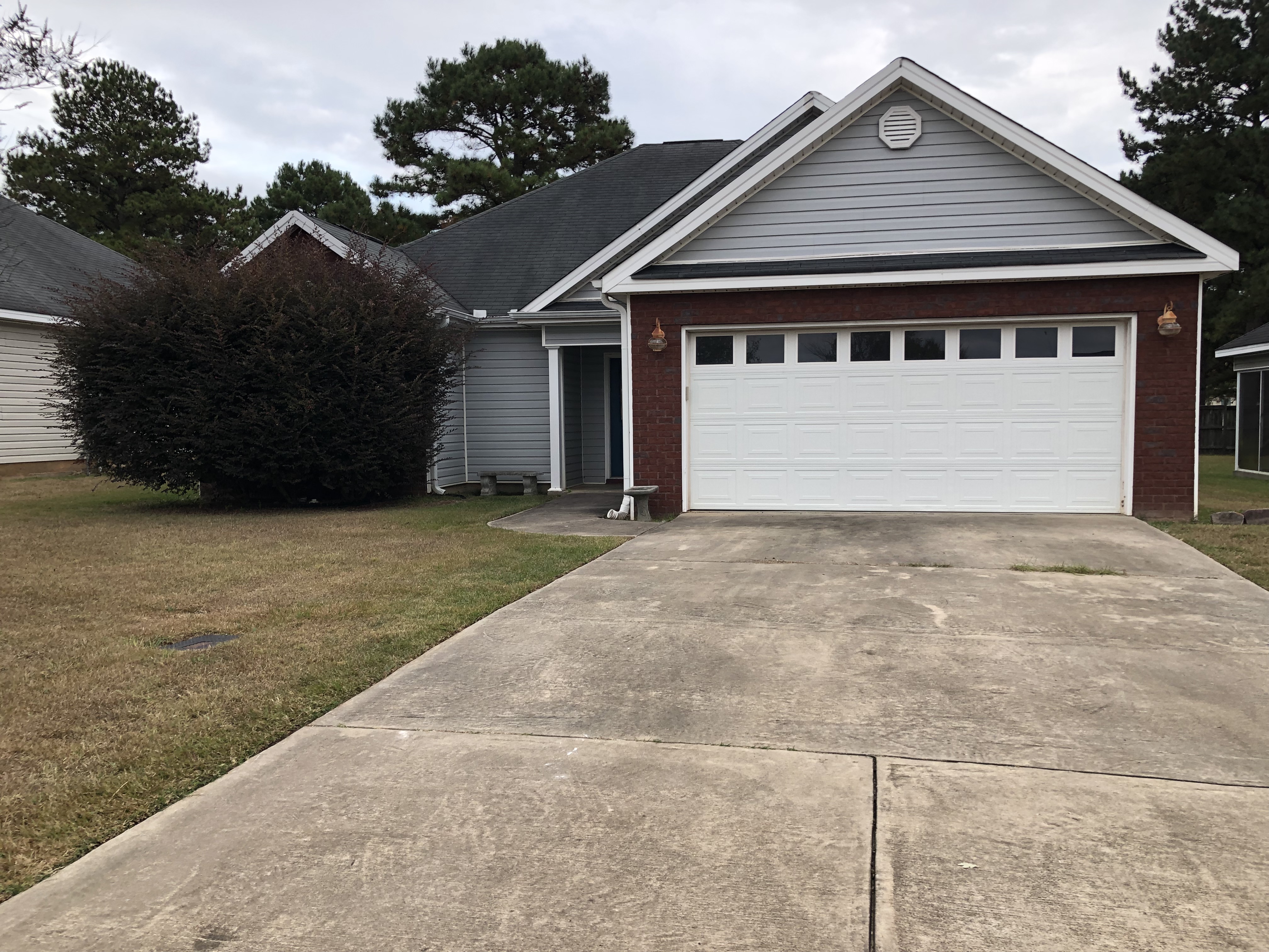 Sell my house fast in Bonaire GA. Single family home with pet damage.