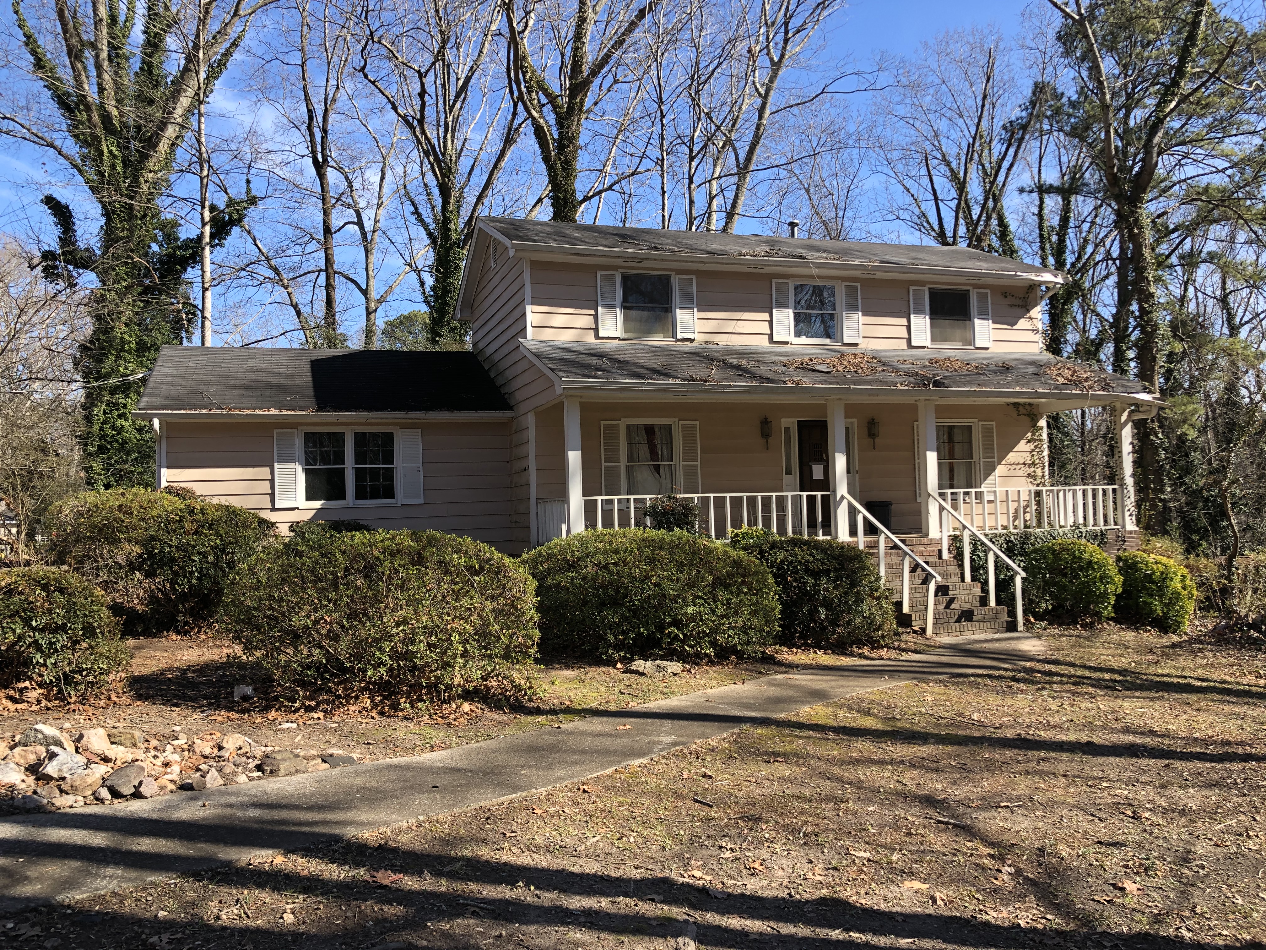 Sell my house fast in Lilburn GA. Abandoned two story house with major renovation needs.