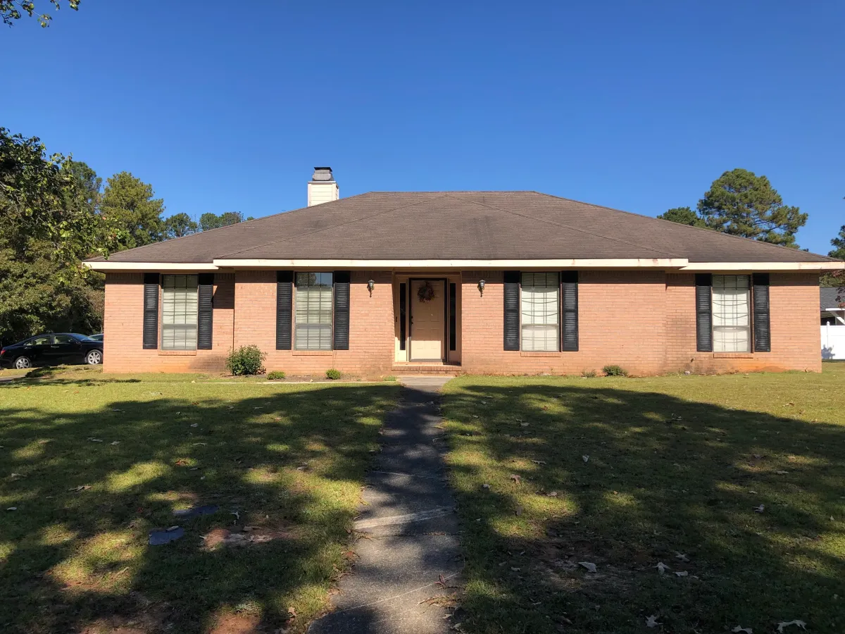 We buy houses cash in Warner Robins GA. Full Brick ranch needs roof, needs updates and has termite damage.