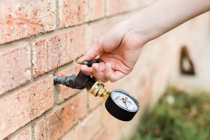 Pipes Banging When Water Turns Off? What “Water Hammer” Is and How to Stop the Thumping