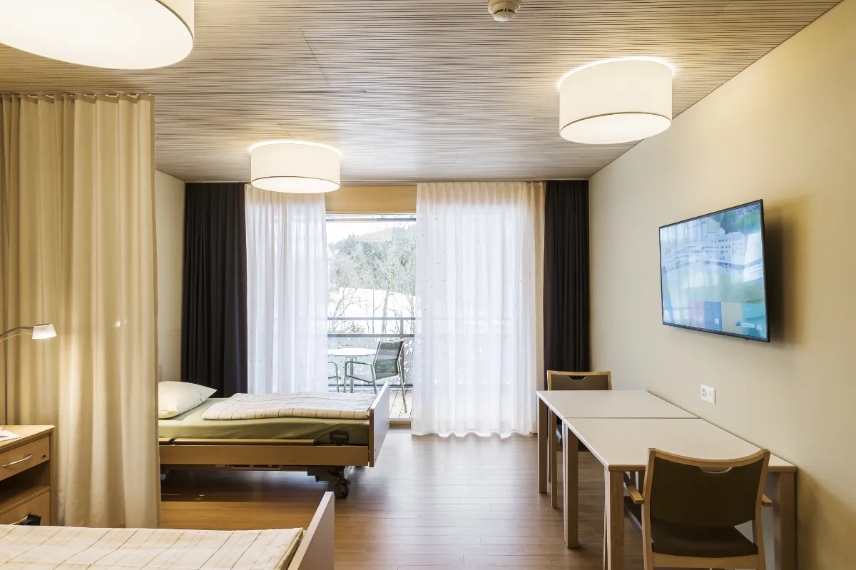 Doppelzimmer Reha-Klinik in Appenzell. Zusammenspiel von Farbe, Licht und Materialien.