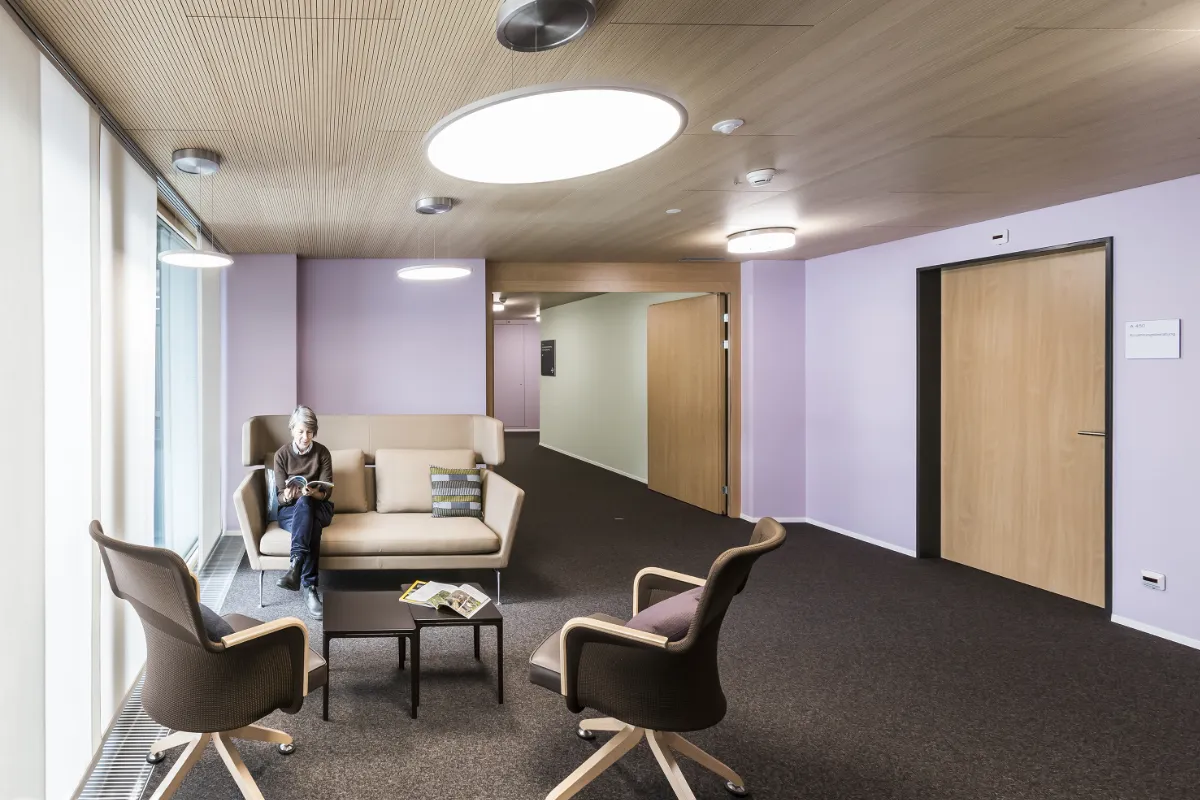 Aufenthaltszone in der Rehaklinik Appenzell. Zusammenspiel von Farbe, Licht und Materialien.