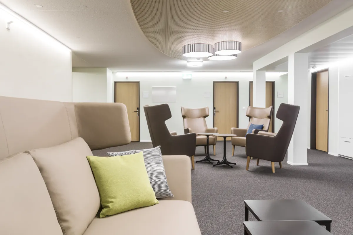 Aufenthaltszone Rehaklinik in Appenzell. Zusammenspiel von Farben, Licht und Materialien.