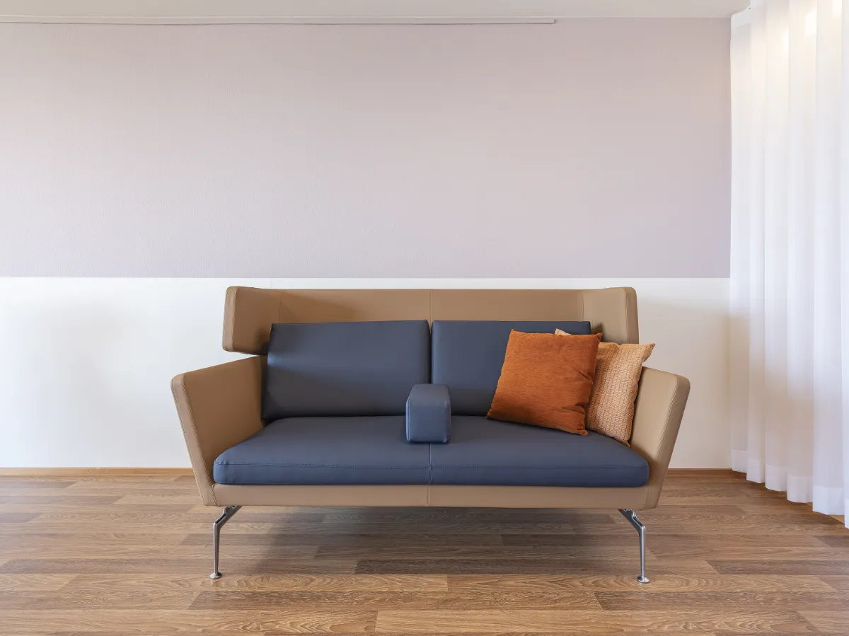 Sofa mit Kissen und Aufstehhilfe