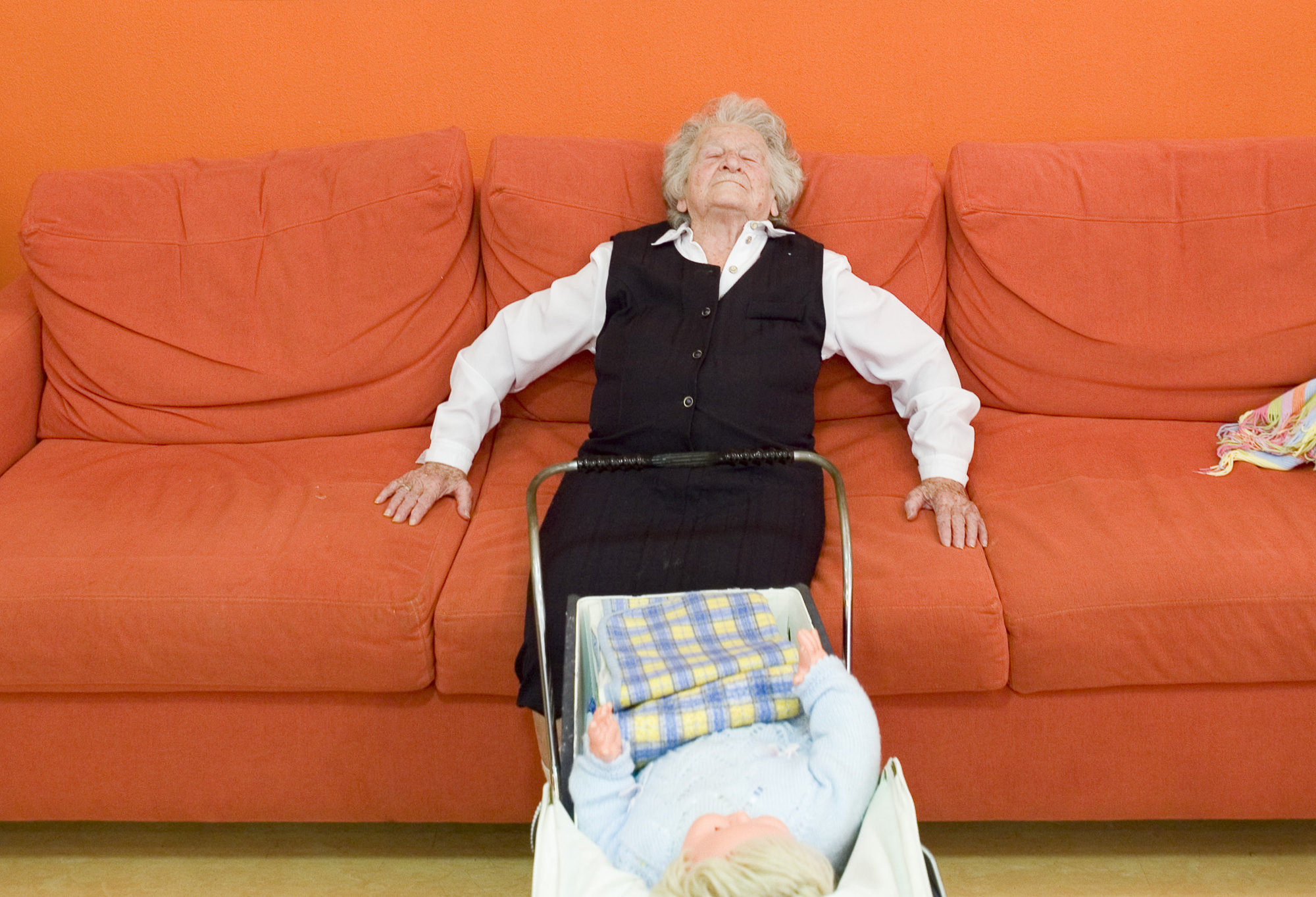 Demenzkranke entspannt auf dem Sofa