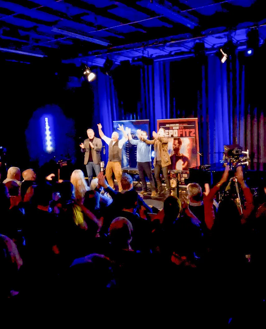Nepo und Gäste live auf Bühne vor jubelndem Publikum