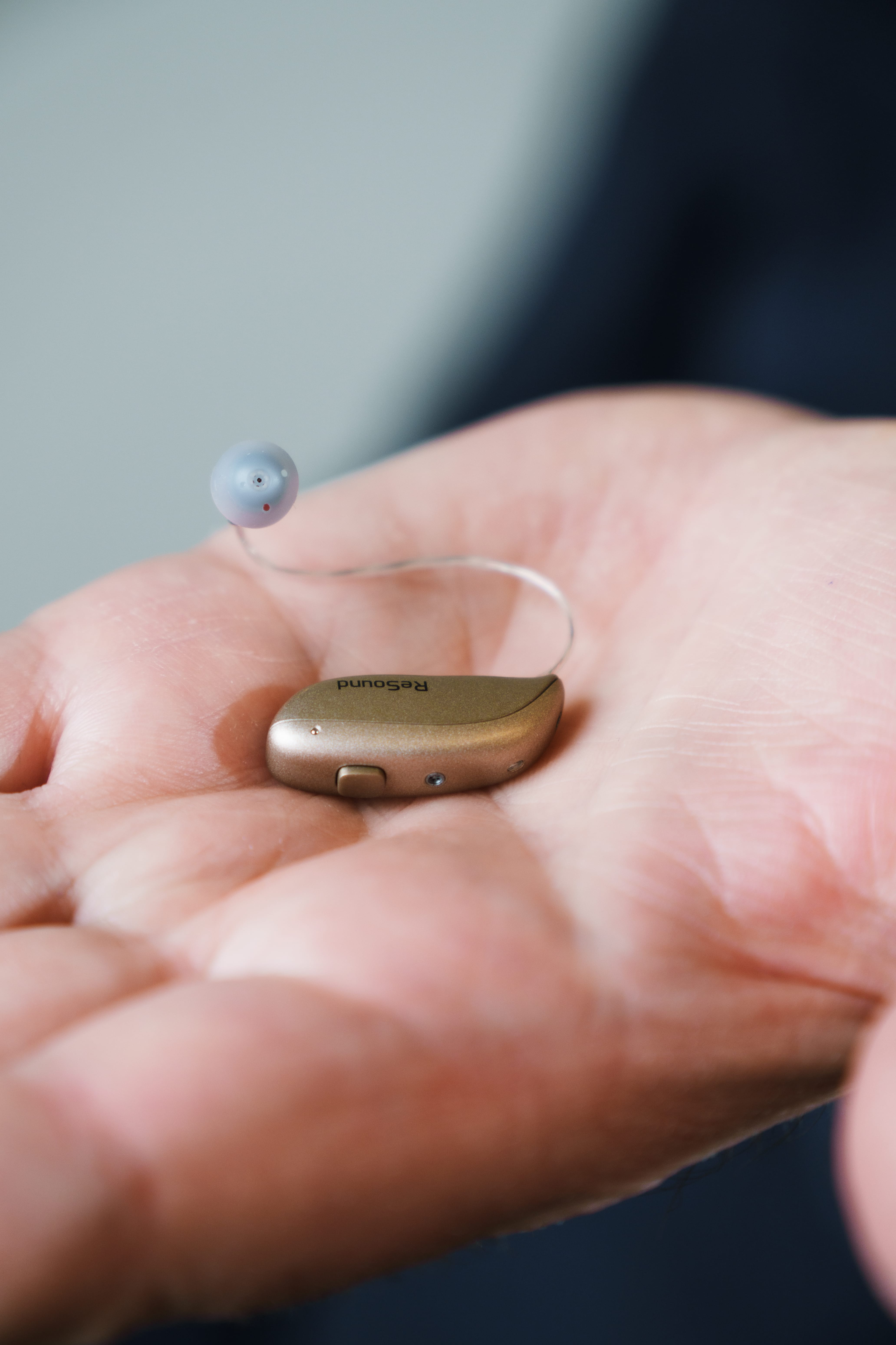 Anfertigung eines maßgefertigten Hörgeräts durch Otoplastik