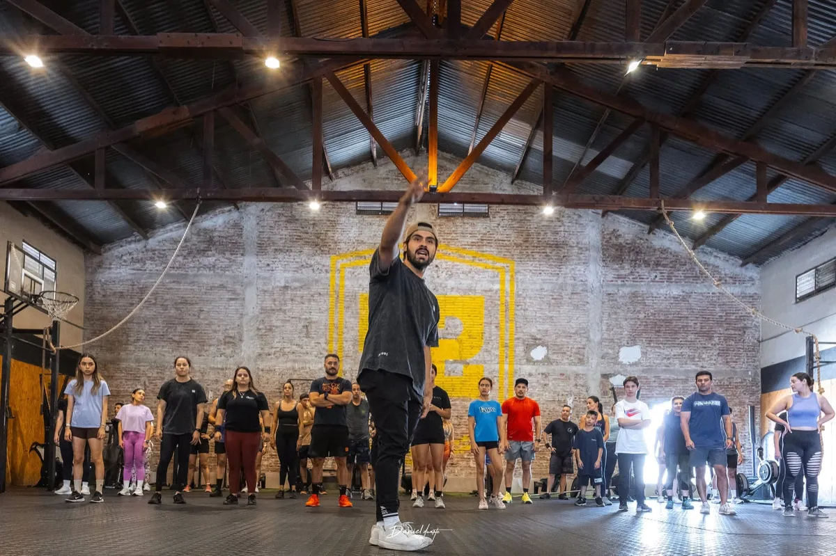 Coach dando indicaciones a la clase en el Cinco Dos