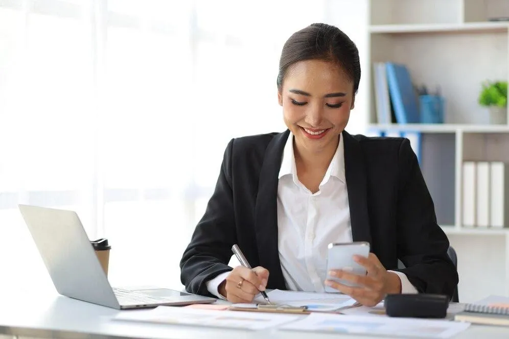 Illustration image for the Best Decision Bookkeeping. Image of an individual working on their business bookkeeping and using their reports to make informed business decisions for their Kentucky business.