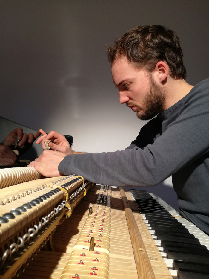 Klavierbauer Nico Rühle in seiner Werkstatt
