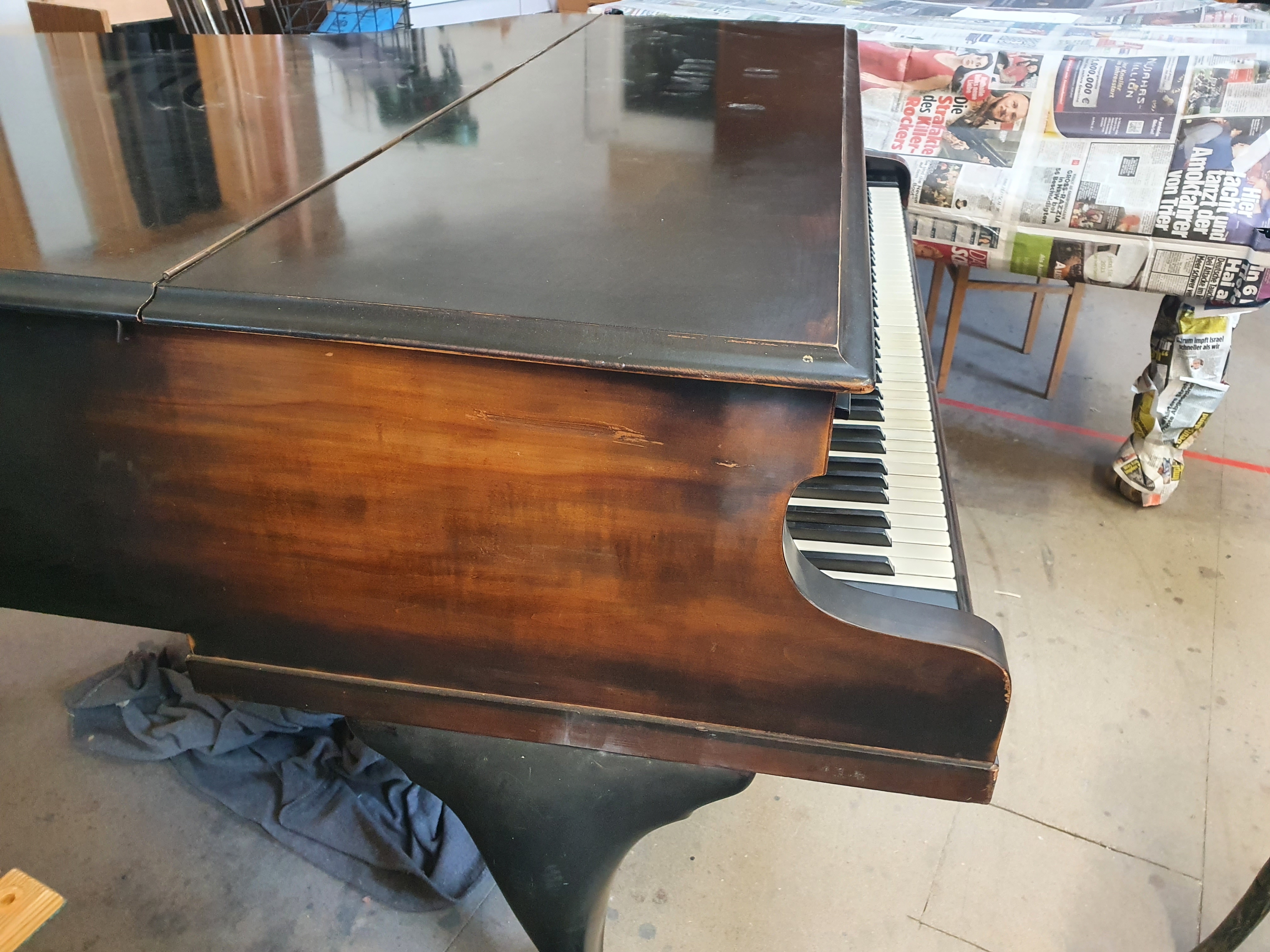 Sorgfältige Restauration alter Klavierbauteile