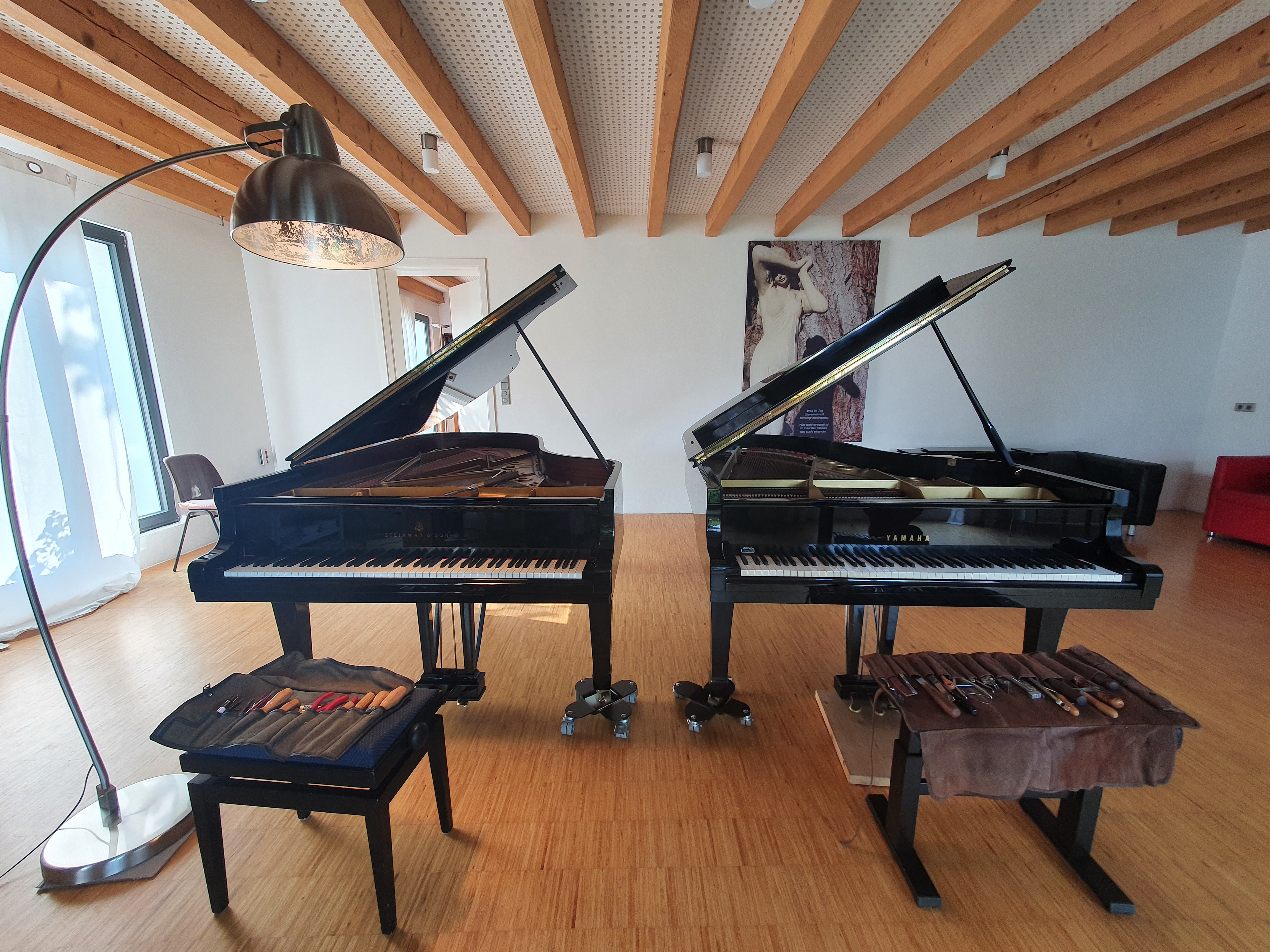 Sorgfältige Restauration alter Klavierbauteile
