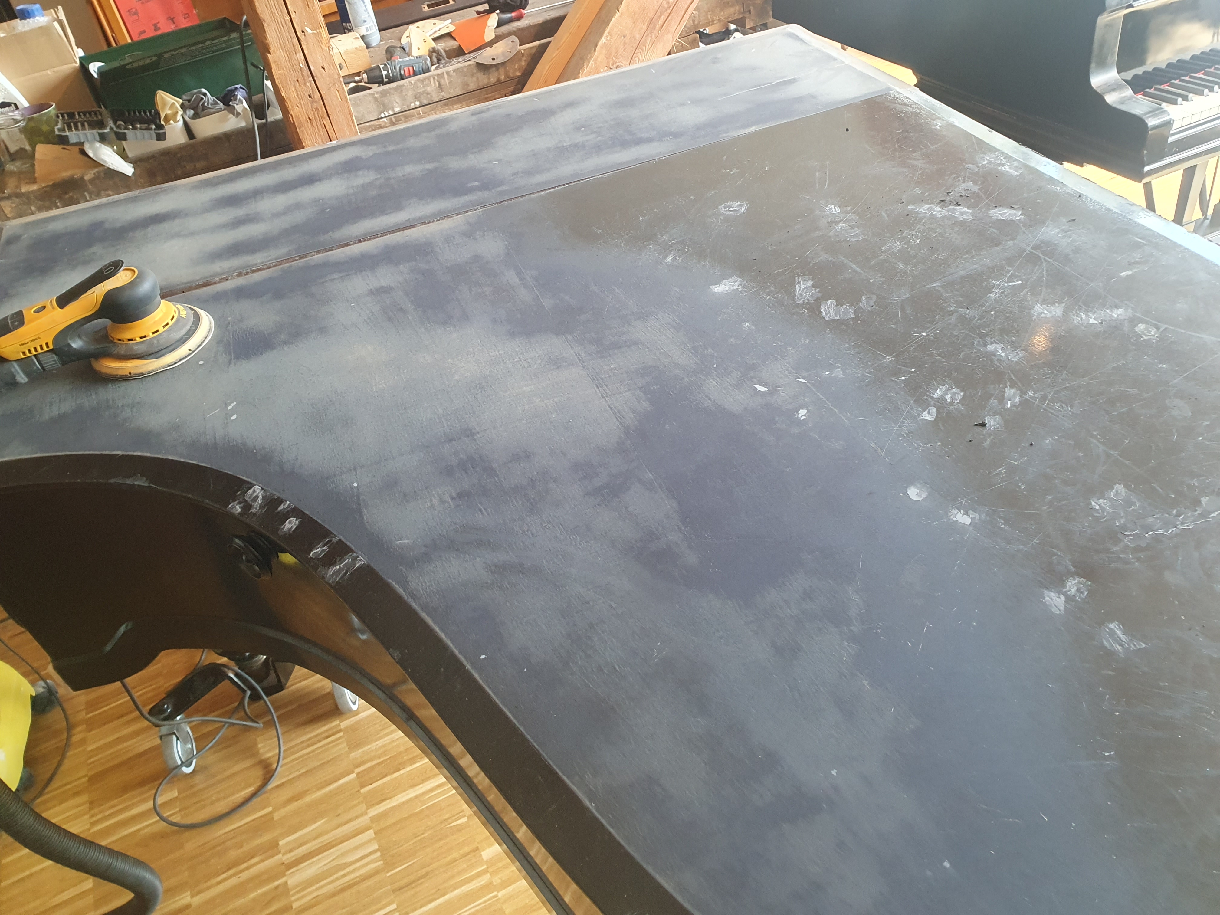 Sorgfältige Restauration alter Klavierbauteile