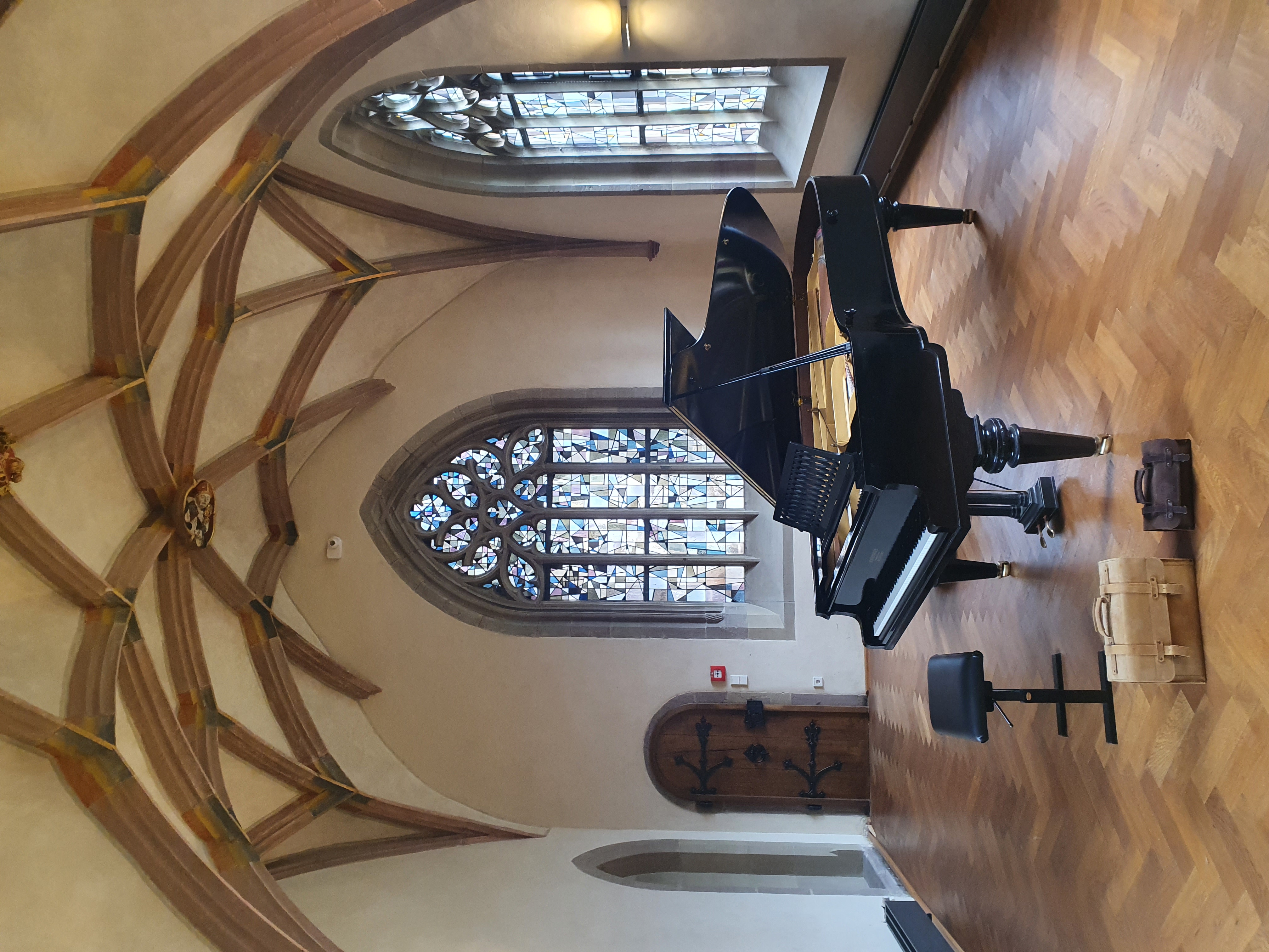 Sorgfältige Restauration alter Klavierbauteile