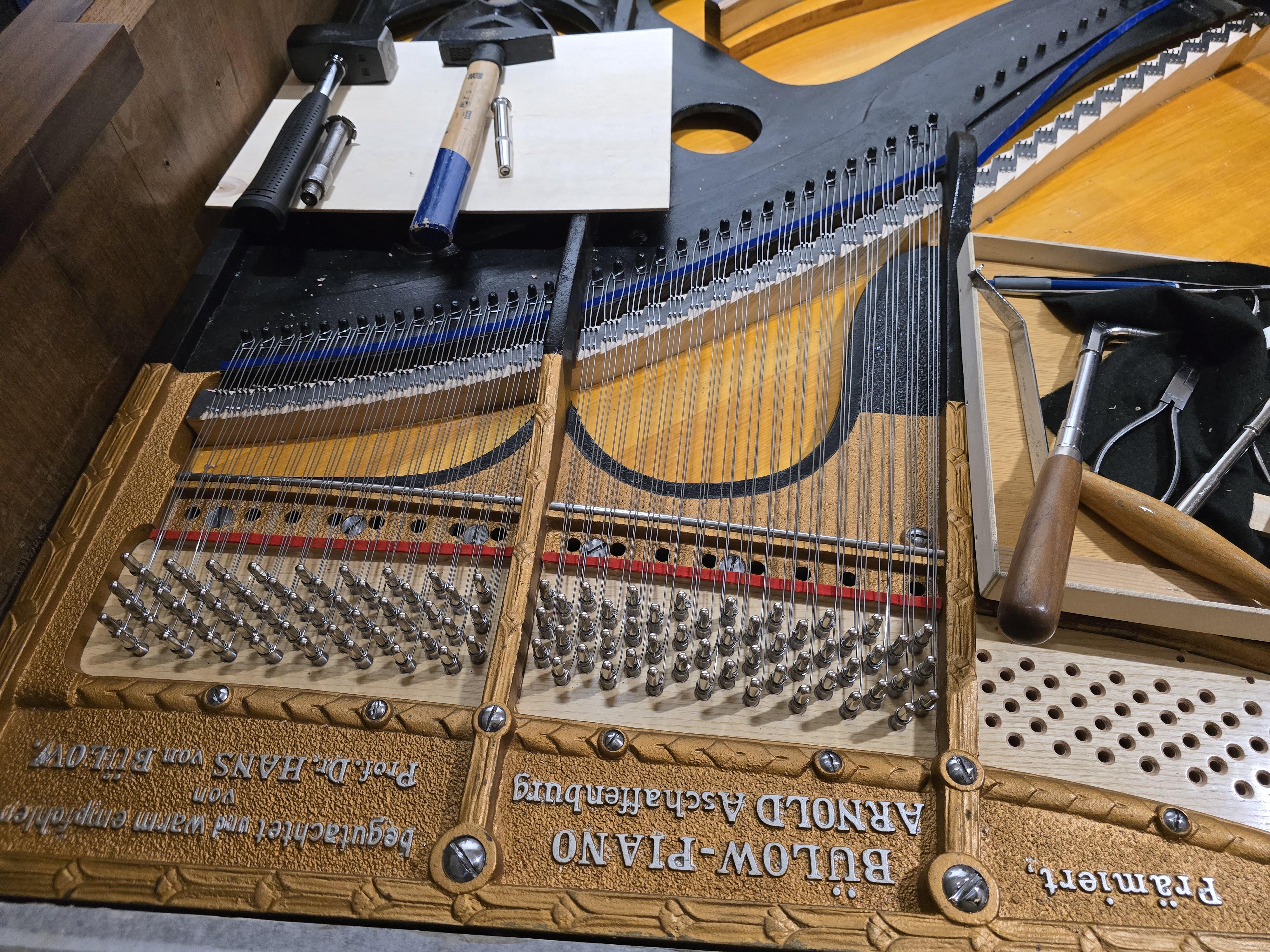 Sorgfältige Restauration alter Klavierbauteile