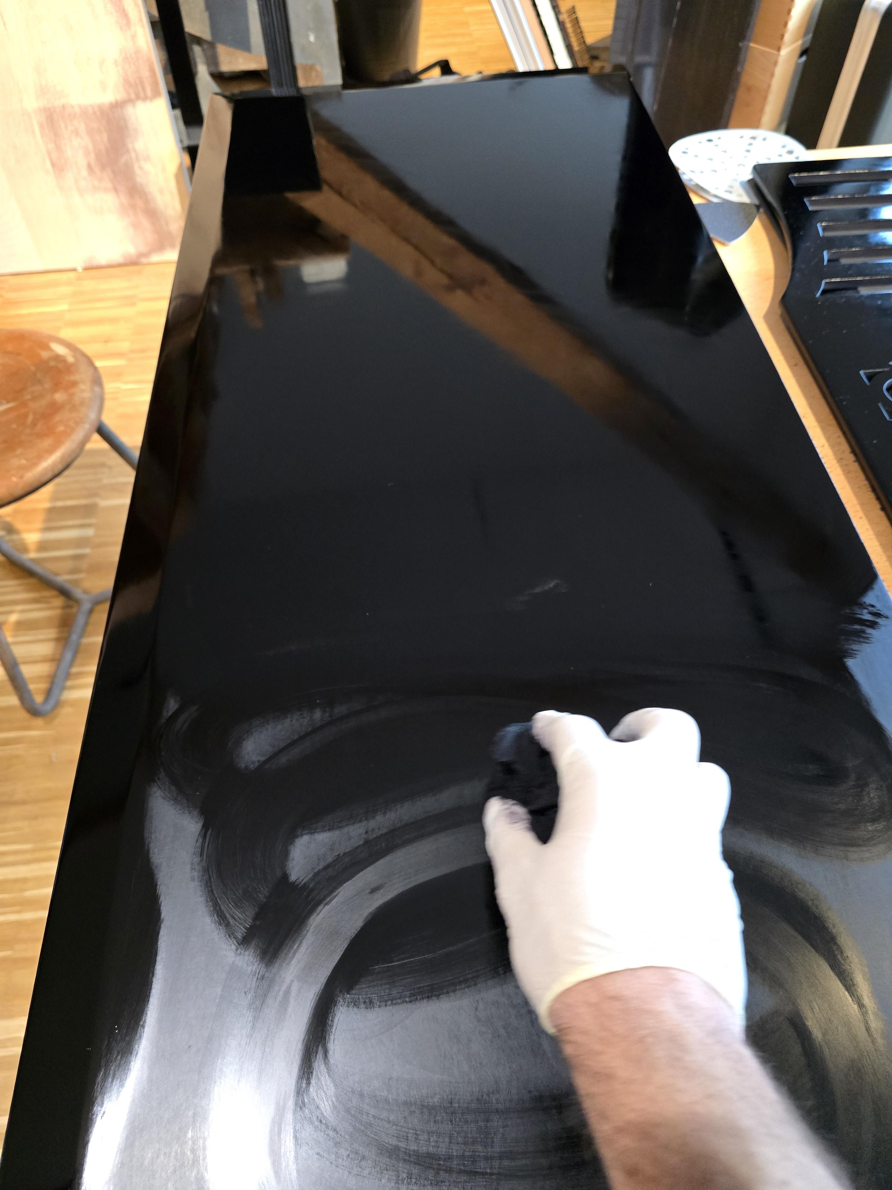 Sorgfältige Restauration alter Klavierbauteile