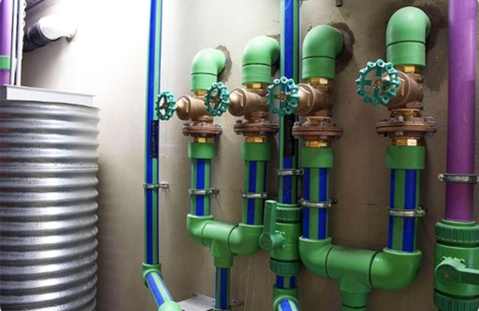 Commercial plumbing services in Houston – clean modern restroom with multiple sinks and fixtures professionally installed