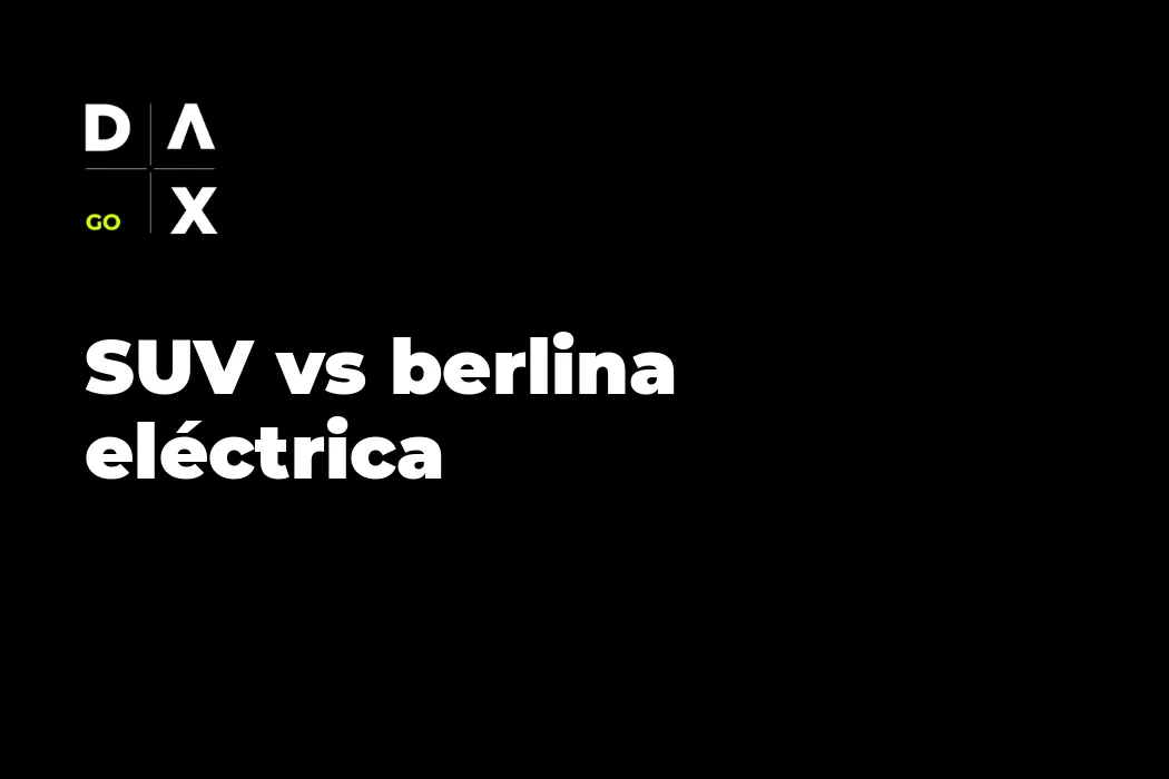 SUV eléctrico y berlina eléctrica aparcados juntos en una carretera española, vistos de frente para comparar altura y silueta