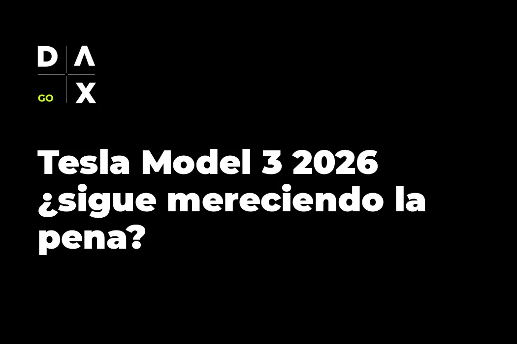 Tesla Model 3 2026 en carretera española, visto de tres cuartos delantero, en color blanco perla