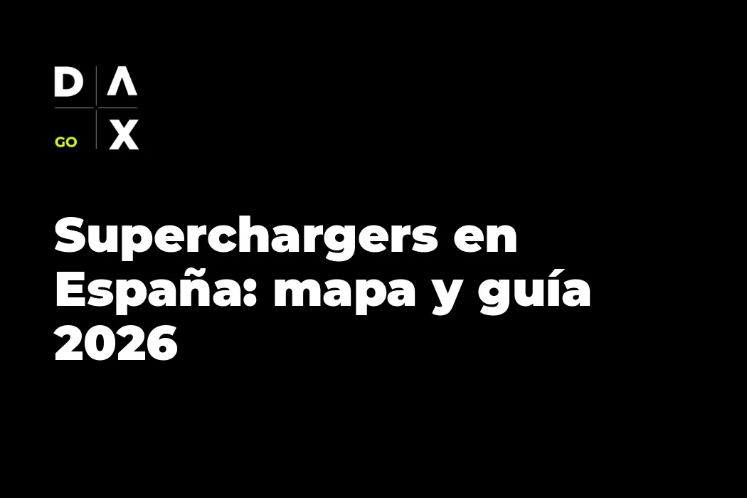 Pantalla de navegación de un Tesla mostrando estaciones Supercharger disponibles en el mapa de España