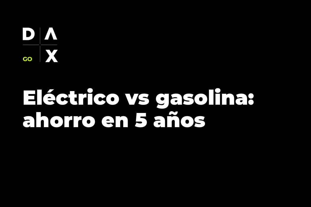 Comparativa coste total eléctrico vs gasolina en España a 5 años: surtidor de gasolina junto a cargador eléctrico