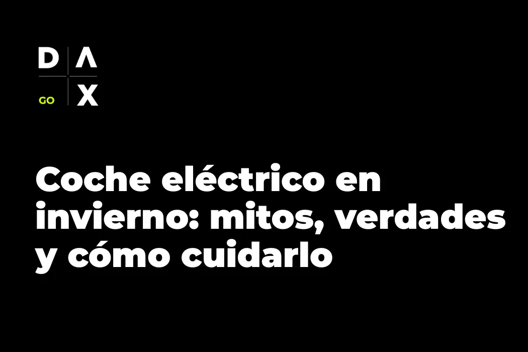 Coche eléctrico en invierno circulando con frío y nieve