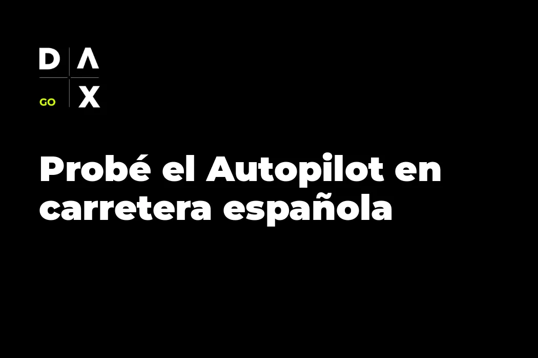 Volante de Tesla Model 3 con el panel de instrumentos mostrando el Autopilot activo en una autovía española durante el día