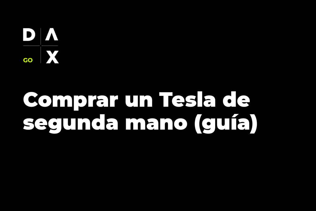 Tesla Model 3 de segunda mano en una carretera española, visto desde el exterior con detalle de la carrocería y pantalla interior visible