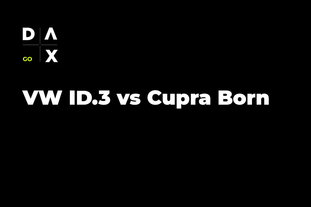 VW ID.3 en azul y Cupra Born en cobre enfrentados de frente en una carretera española, comparativa eléctrica