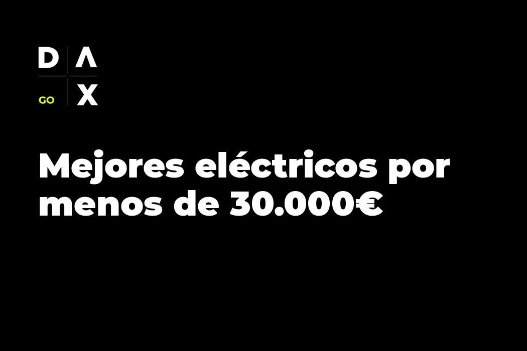 Comparativa de coches eléctricos baratos por menos de 30.000 euros en España en 2025, alineados en una calle soleada