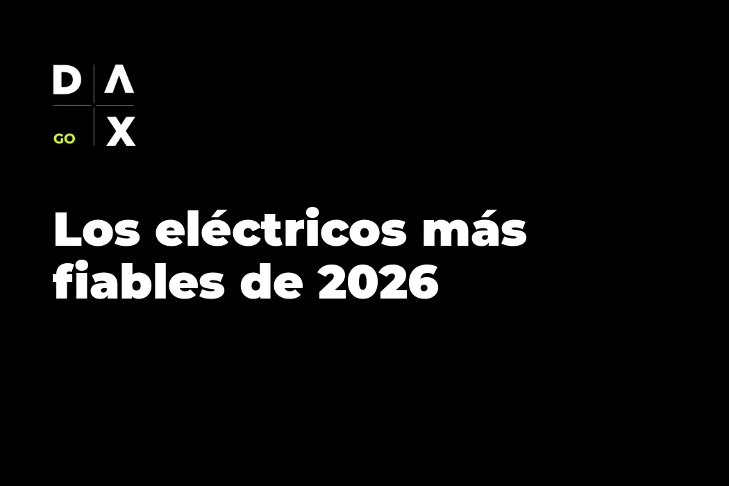 Varios coches eléctricos aparcados en una fila, fotografiados desde un ángulo lateral bajo en una carretera española con luz natural de día