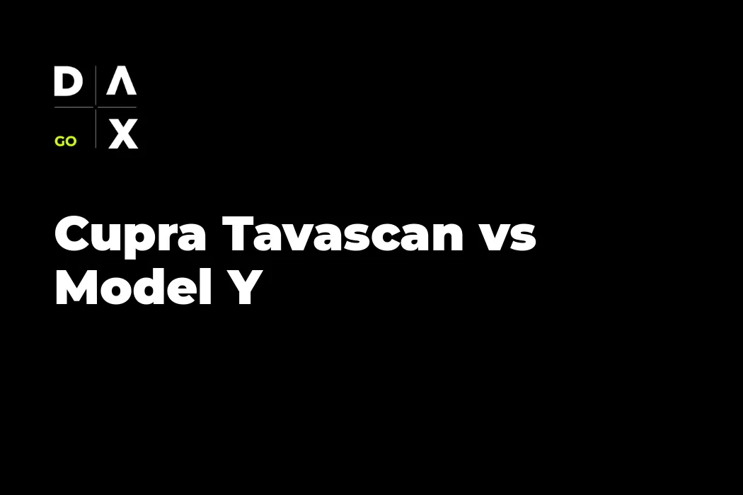Cupra Tavascan en color Petrol Blue aparcado junto a un Tesla Model Y blanco en una carretera española, comparativa de SUV eléctricos 2025