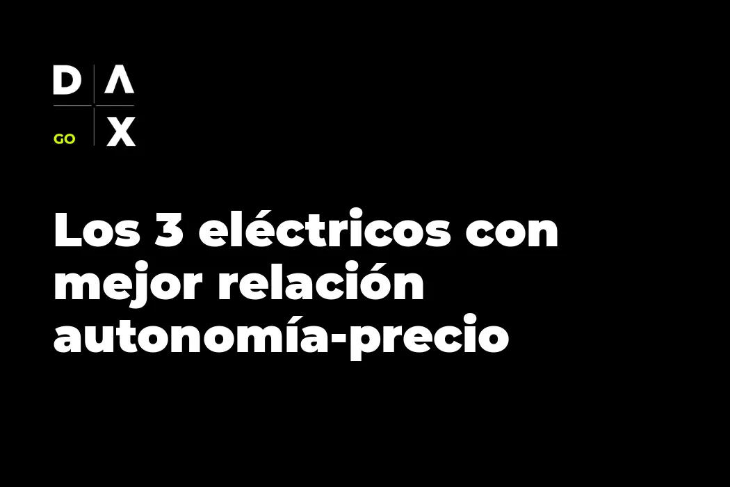 Tres coches eléctricos alineados en una carretera española, representando la comparativa de autonomía real y precio de compra