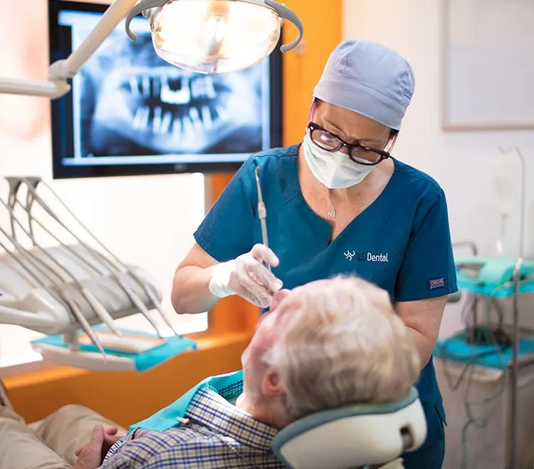 Dentista tratando a paciente gracias a Grupo Mediterránea, community manager en Alicante