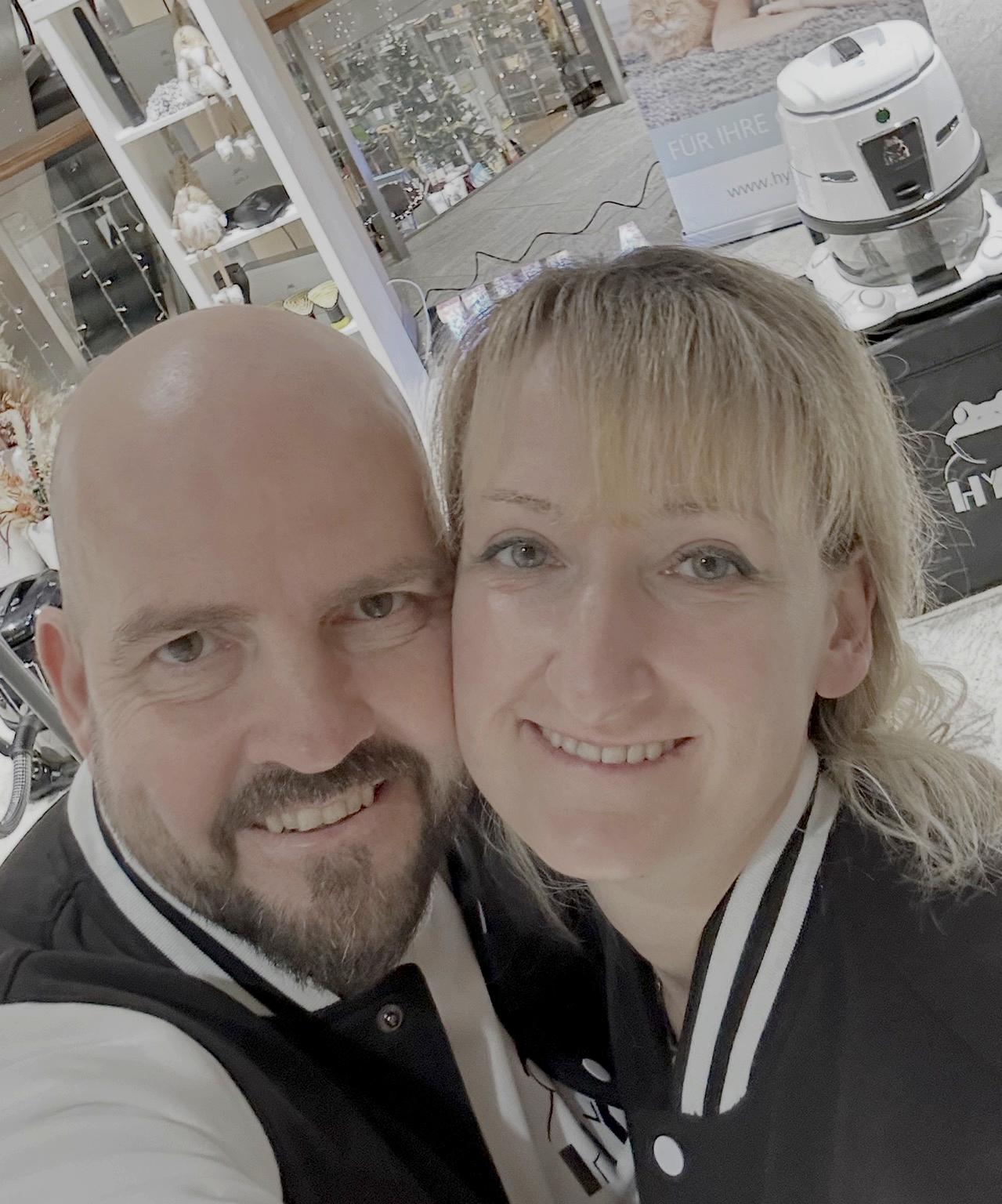 Thomas und Elena bei einer persönlichen HYLA Beratung für saubere Luft und ein gesundes Zuhause