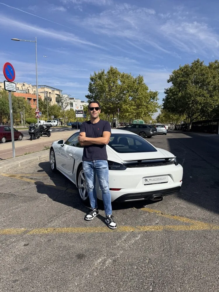 Porsche 718 Cayman blanco importado por RB Automotive