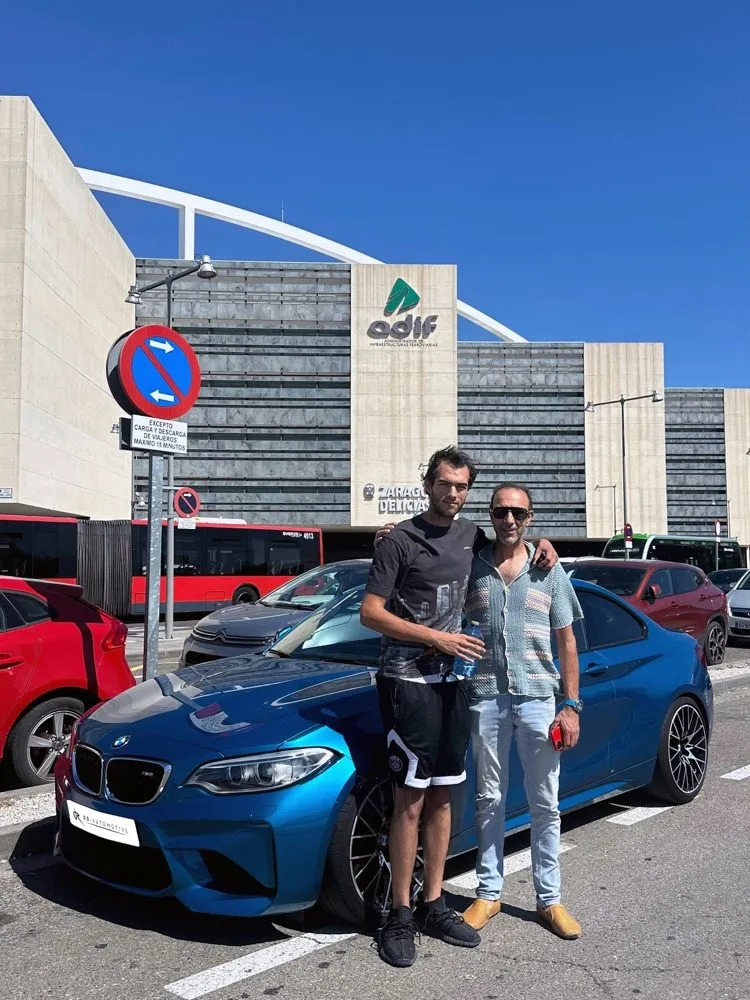 BMW M2 azul importado por RB Automotive