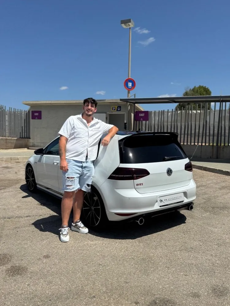 Volkswagen Golf GTI blanco importado por RB Automotive
